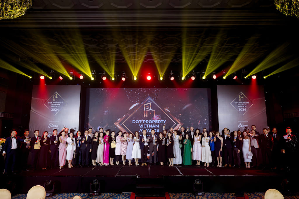 VINH DANH NHỮNG NGÔI SAO SÁNG ĐÃ GÓP PHẦN THẮP SÁNG KỶ NGUYÊN VƯƠN MÌNH MẠNH MẼ CỦA NGÀNH BẤT ĐỘNG SẢN